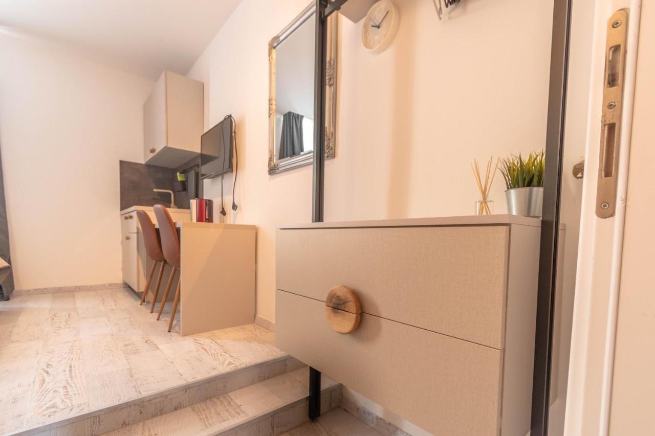L&B City Center Studios Apartments Penzión pre hostí 3*
