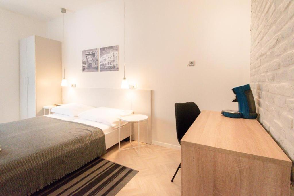 L&B City Center Studios Apartments Penzión pre hostí 3*