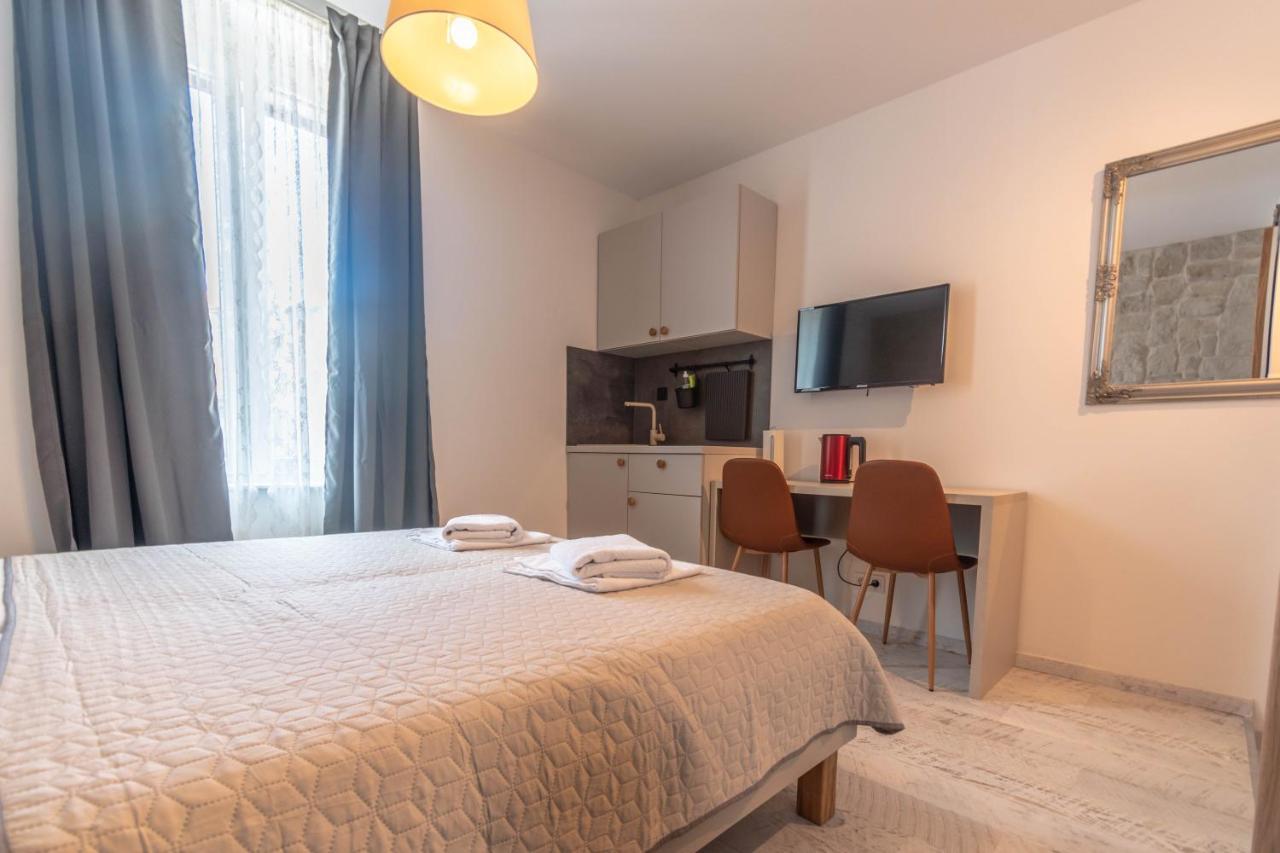 L&B City Center Studios Apartments Penzión pre hostí